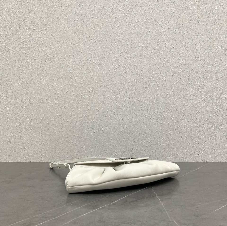 셀린느 틴 폴리 서플 그레인 카프스킨