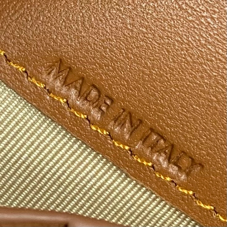 셀린느 미디엄 니노 스트랩 지갑 탠