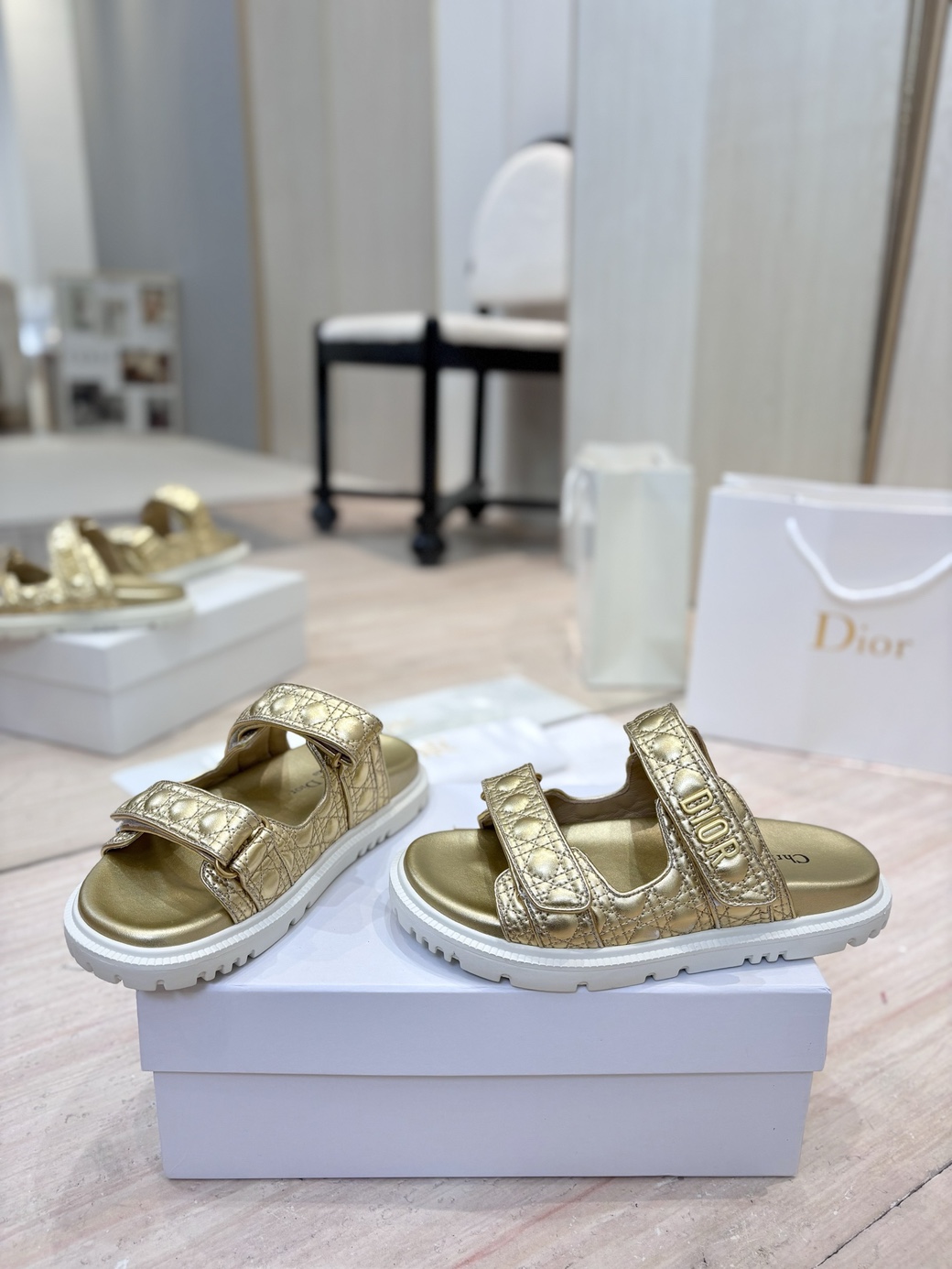 디올 DIORACT 뮬 골드
