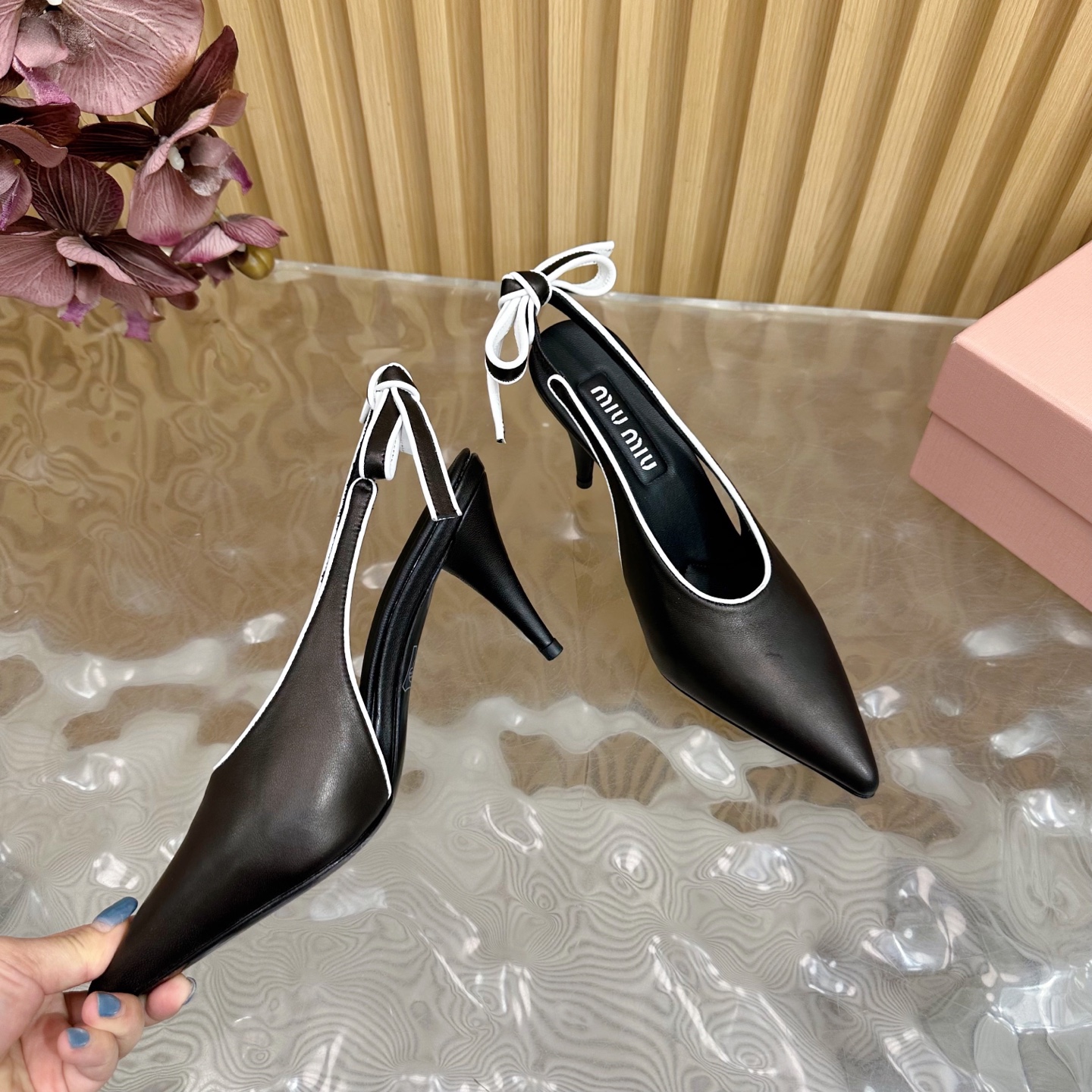 미우미우 나파 가죽 슬링백 펌프스 8cm