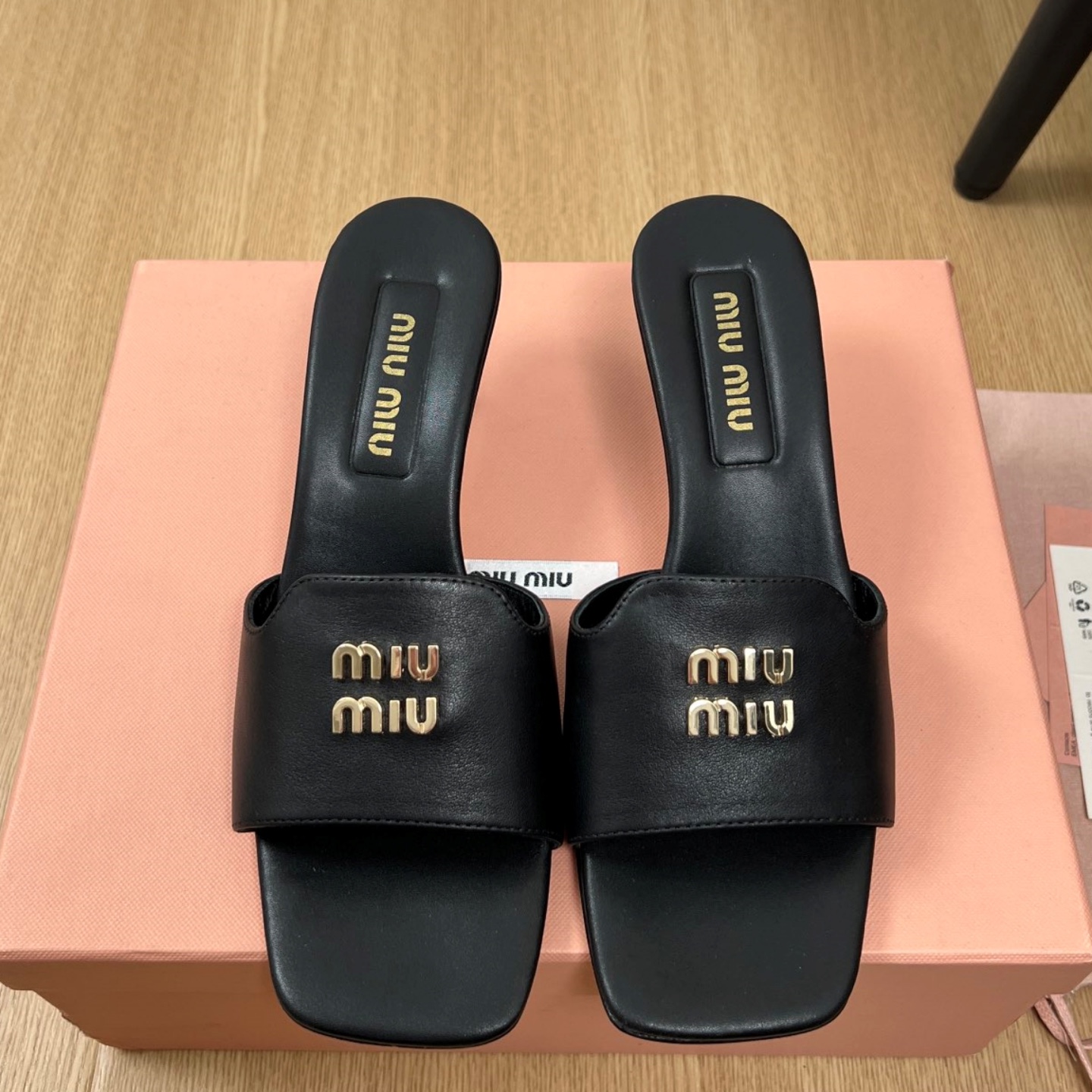 미우미우 레터링 뮬 힐 5cm