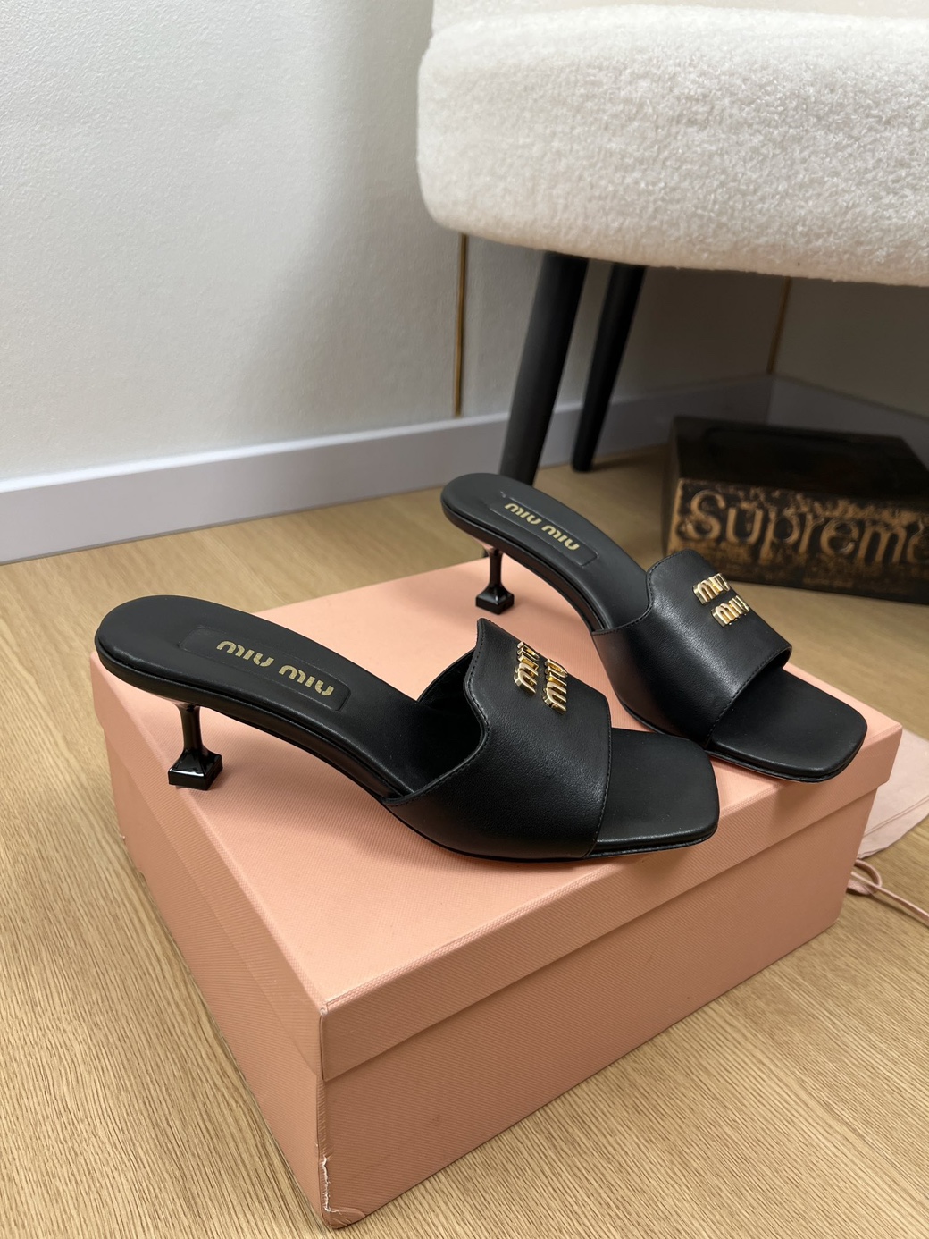 미우미우 레터링 뮬 힐 5cm