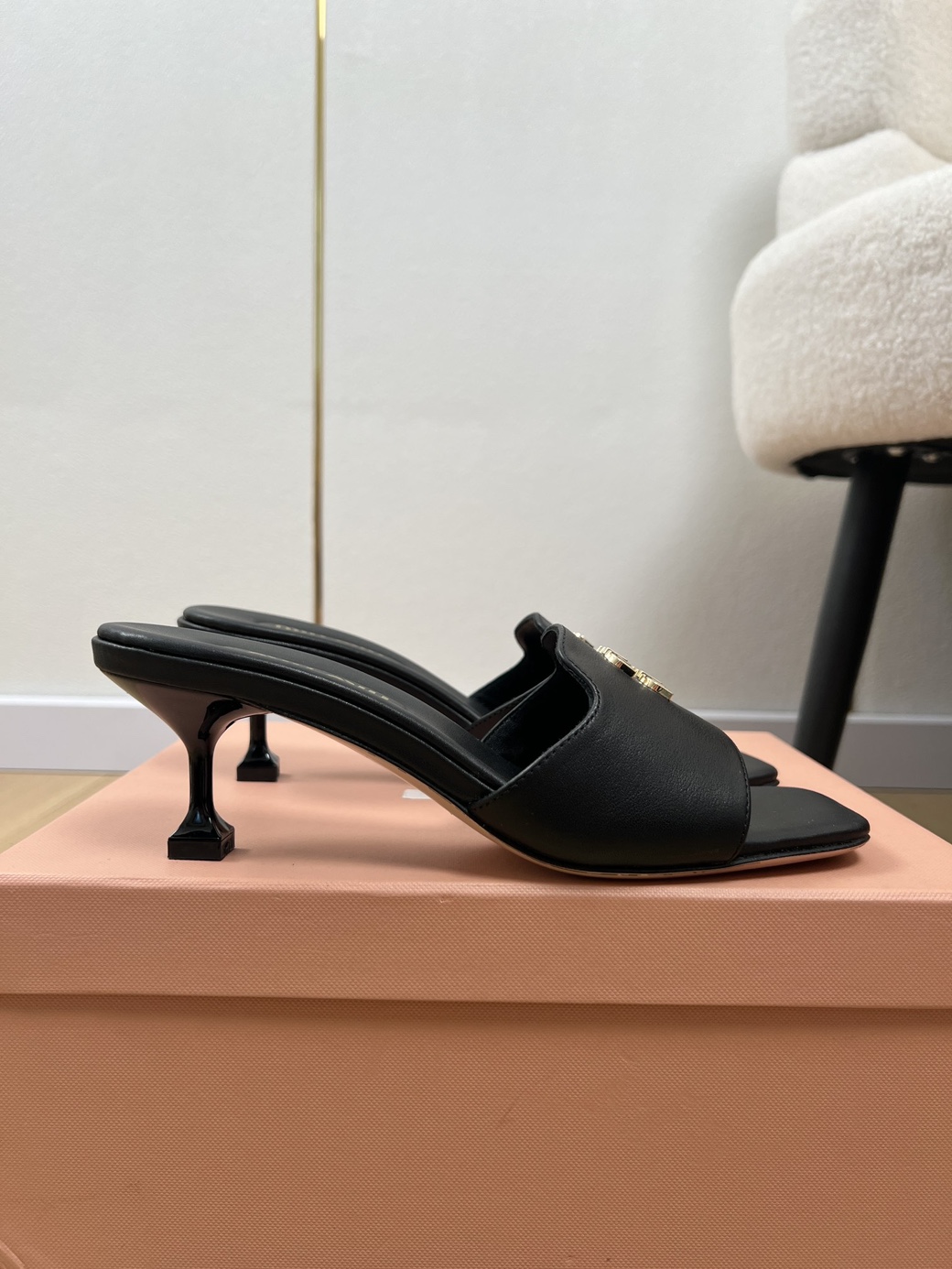 미우미우 레터링 뮬 힐 5cm