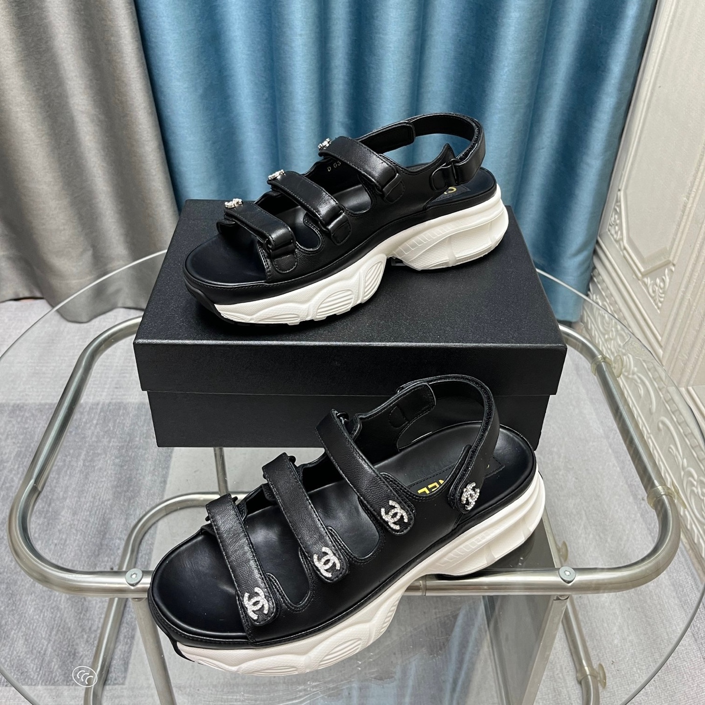 샤넬 가죽 벨크로 샌들