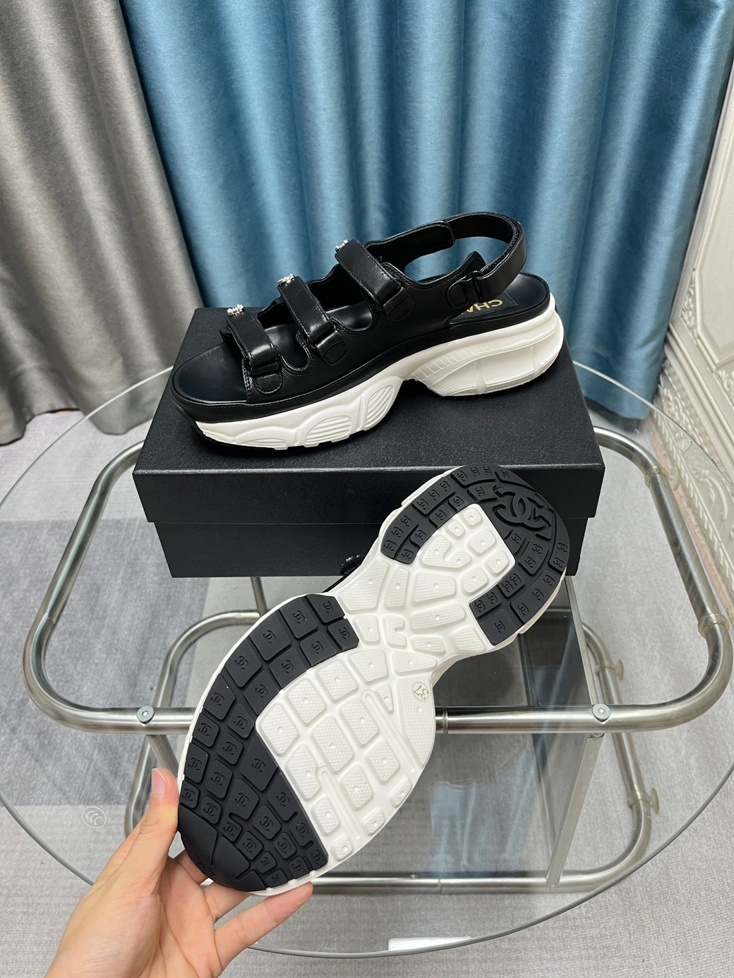 샤넬 가죽 벨크로 샌들