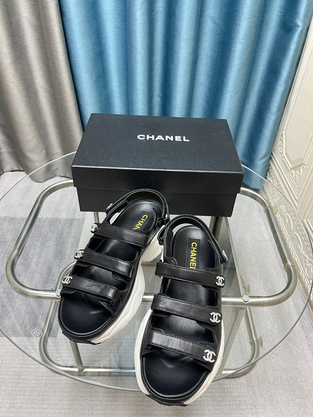 샤넬 가죽 벨크로 샌들