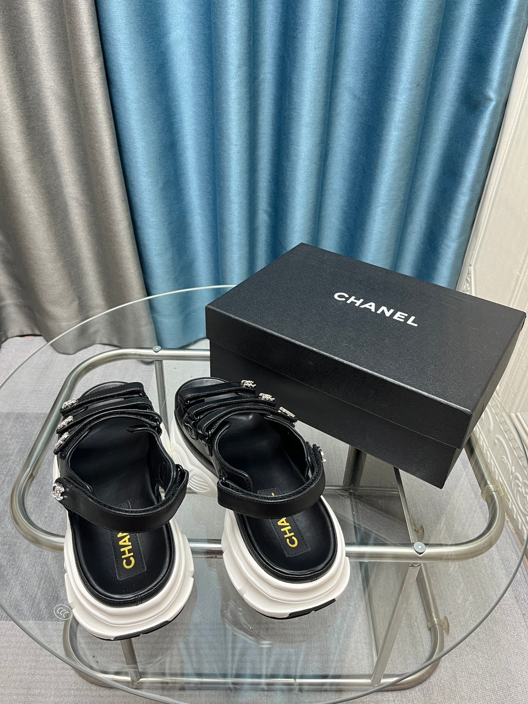 샤넬 가죽 벨크로 샌들