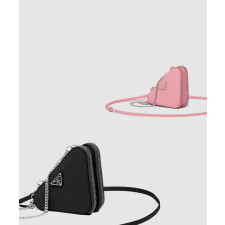 프라다 트라이앵글 미니 파우치 1NR015