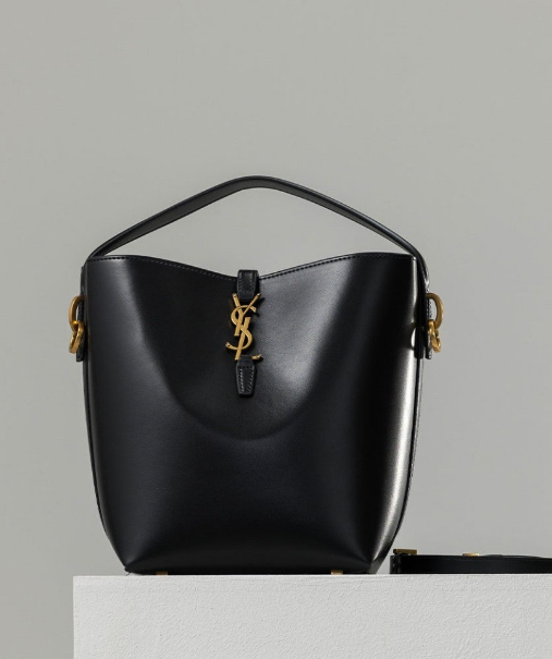 (국내배송) 생로랑 유광 가죽 소재의 LE 37 라지