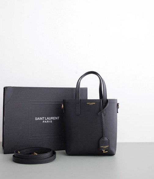 (국내배송) 생로랑 박스 가죽 소재의 생 로랑 토이 쇼퍼