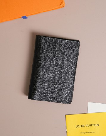 (국내배송) 루이비통 타이가 레더 여권 케이스