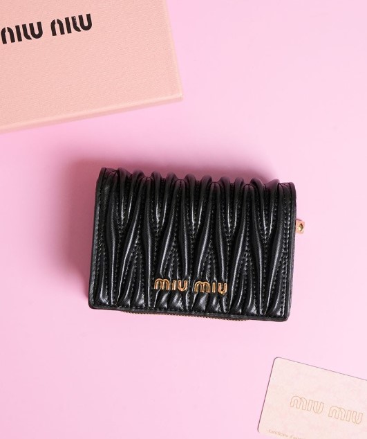 (국내배송) 미우미우 마테라쎄 나파 레더 트리폴드 반지갑