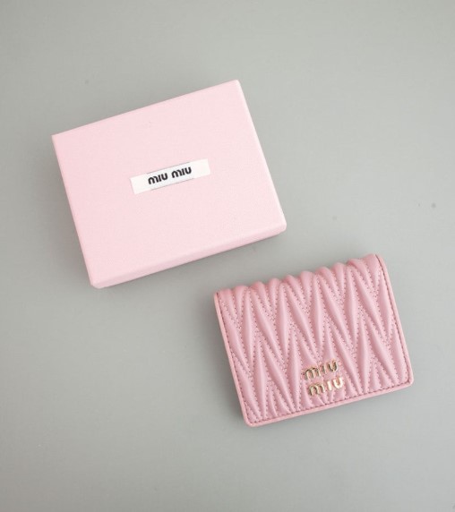 (국내배송) 미우미우 나파 마테라쎄 로고 반지갑