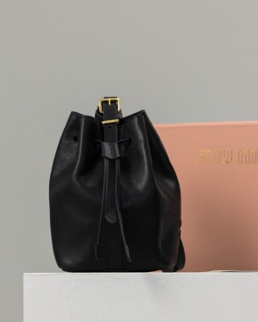 (국내배송) 미우미우 가죽 버킷 백