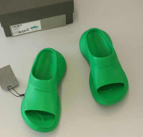 (국내배송) 발렌시아가 여자 샌드풀 Crocs