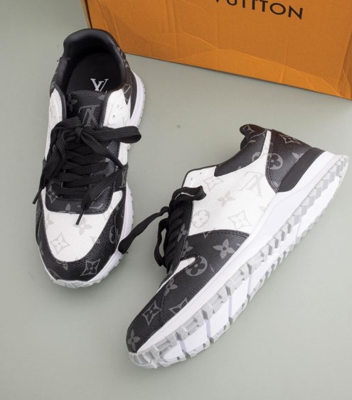 (국내배송) 루이비통 블랙 화이트 런 어웨이 스니커즈