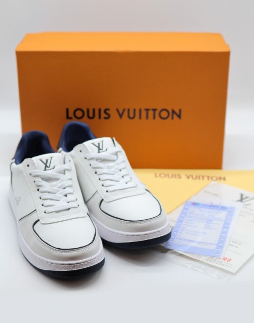 (국내배송) 루이비통 화이트 이니셜 포인트 스니커즈.