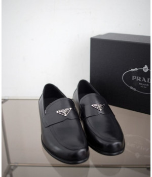 (국내배송) 프라다 남성 애나멜 삼각로고 로퍼