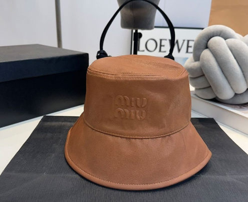 (국내배송) 미우미우 나파 레더 버킷햇