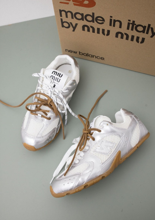 (국내배송) 뉴발란스 x 미우 미우 530 SL 메탈릭 레더 앤 메쉬 스니커즈 실버