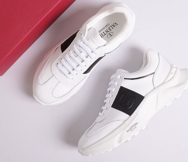 (국내배송) 발렌티노 남성 스터드 로우탑 스니커즈