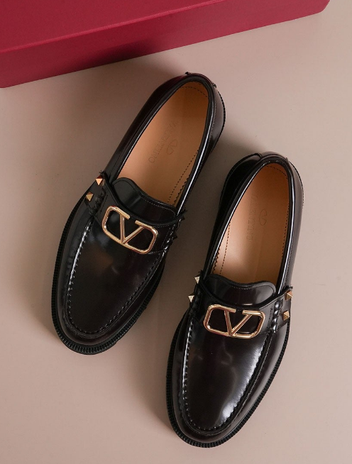 (국내배송) 발렌티노 남성 금장 스터드 브이 로고 사인 로퍼