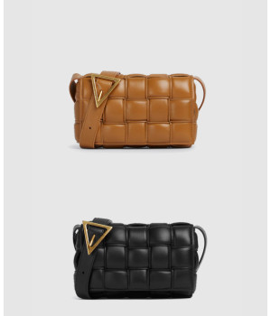 보테가베네타 스몰 패디드 카세트 백 717506