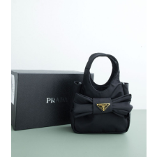 (국내배송) 프라다 트라이앵글 로고 리본 장식 패딩 리나일론 미니 토트백