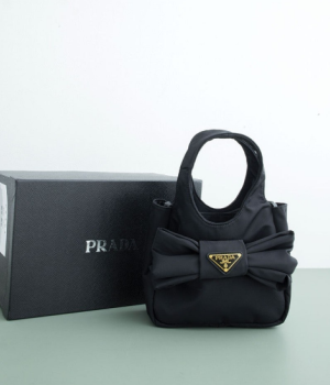 (국내배송) 프라다 트라이앵글 로고 리본 장식 패딩 리나일론 미니 토트백