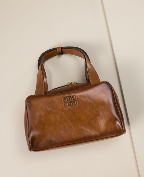 (국내배송) 미우미우 가죽 탑 핸들 백