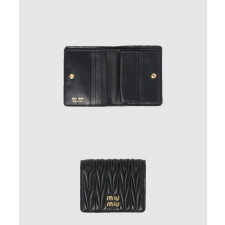 미우미우 마테라쎄 나파 가죽 반지갑 5MV204