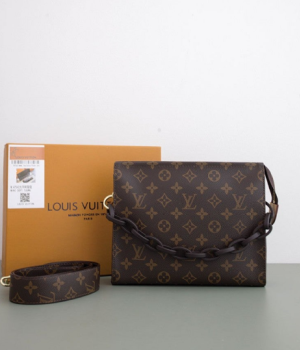 (국내배송) 루이비통 토일레트리 파우치 온 체인 크로스백