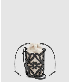 로에베 아나그램 컷아웃 포켓 버킷백 인 클래식 카프스킨 앤 캔버스