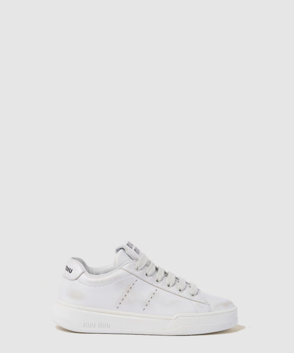 미우미우 블리치드 레더 로우탑 스니커즈 5E916D
