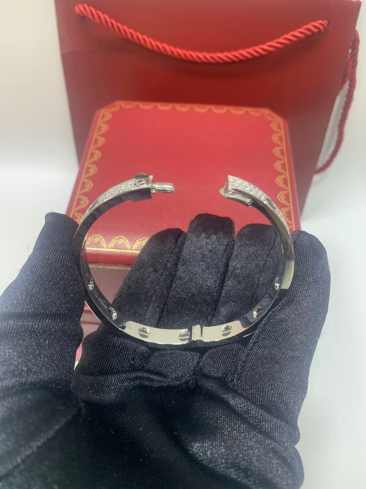 2026년 1월 7일 김*윤님 끼르띠에 클래식 세라믹 러브 파베 팔찌 검품 및 출고