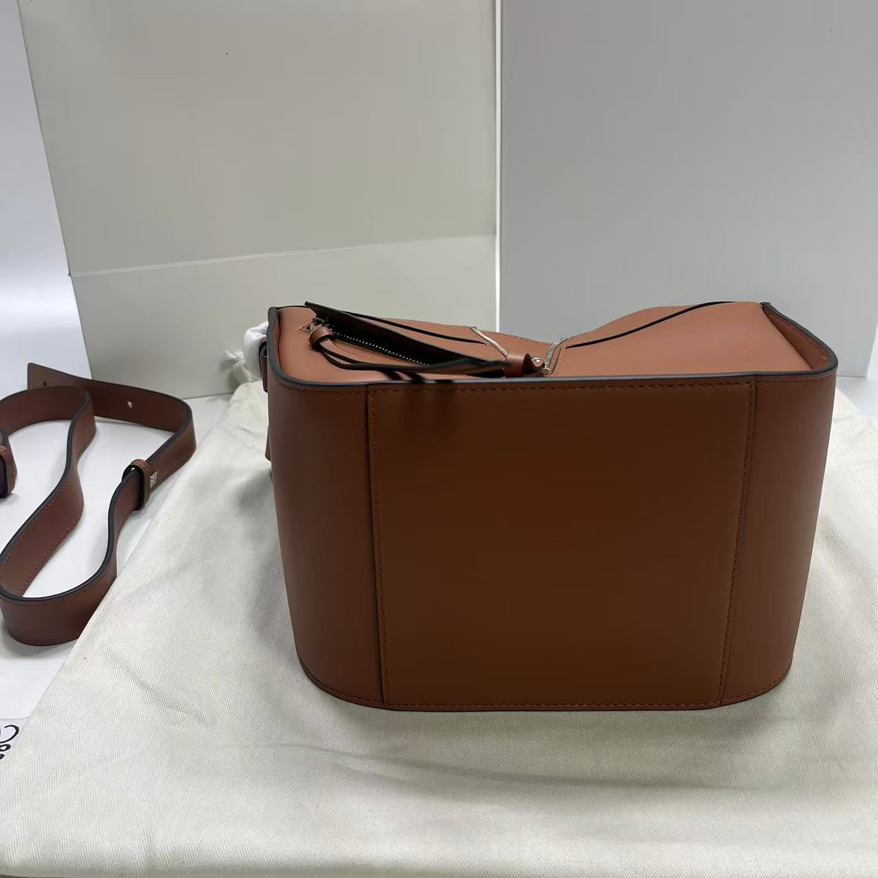 2026년 1월 15일 이*름님 로에베 컴팩트 해먹백 검품 및 출고