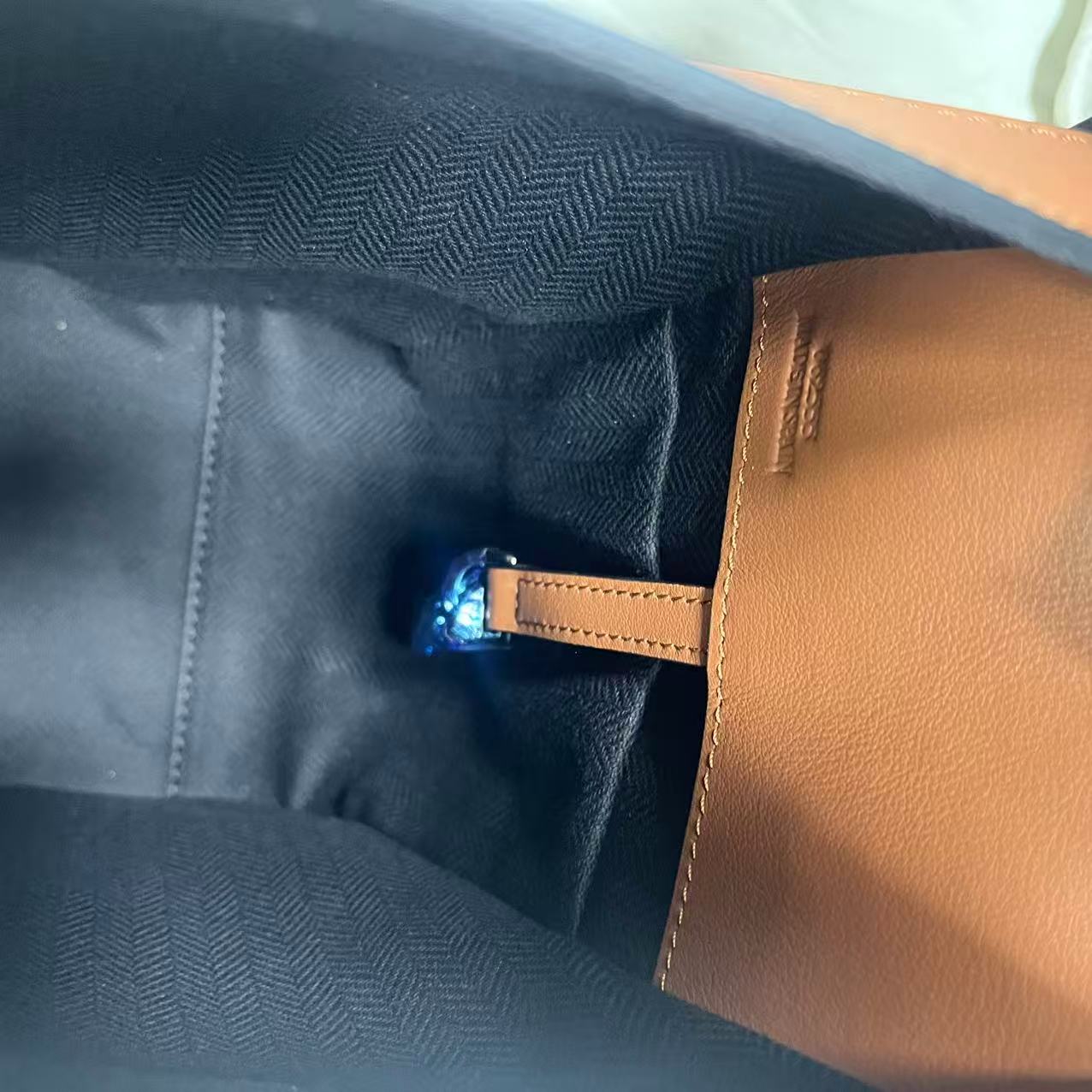 2026년 1월 15일 이*름님 로에베 컴팩트 해먹백 검품 및 출고