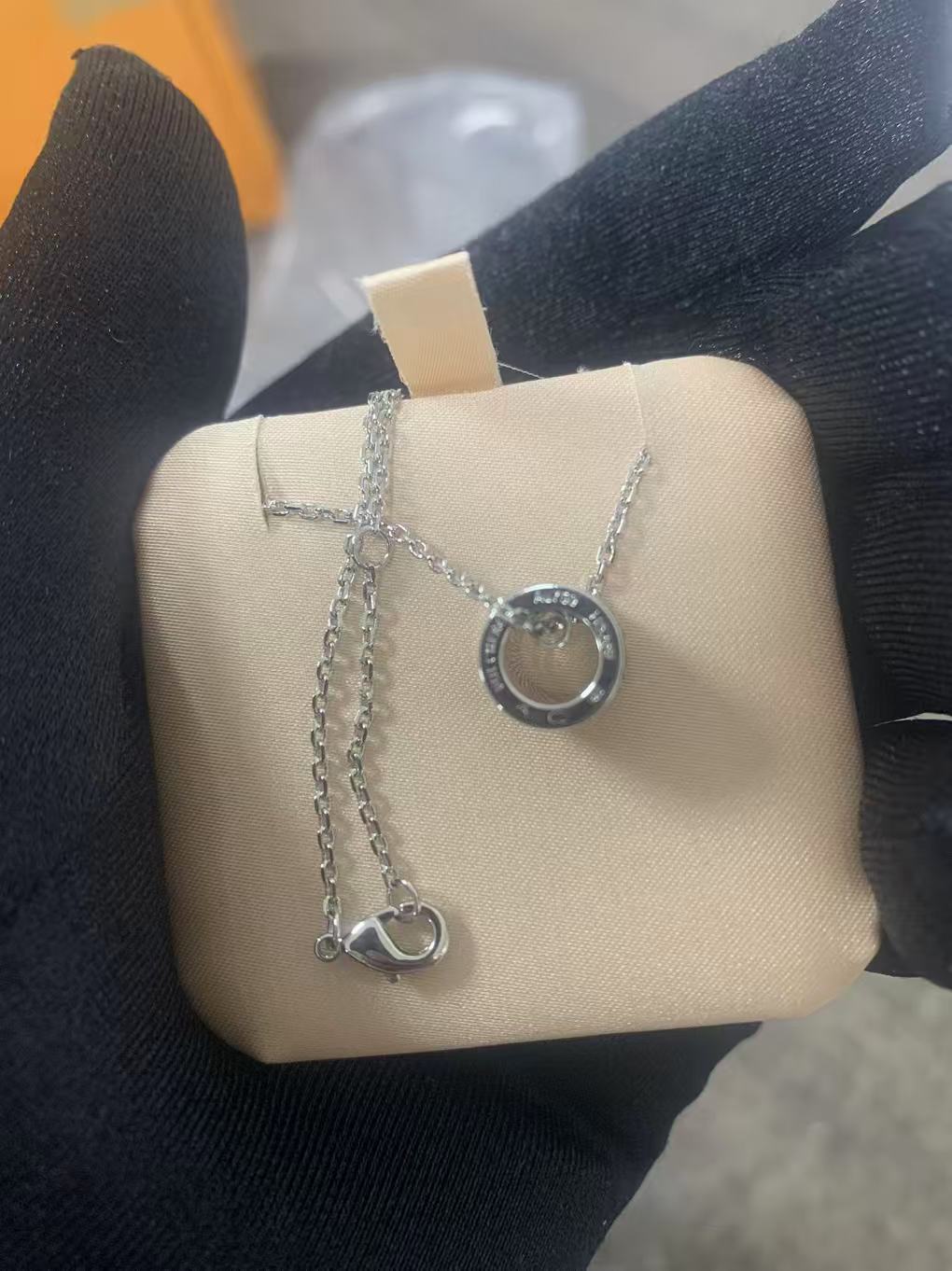 2026년 4월 9일 염*우님 부쉐론 콰트로 블랙 에디션 목걸이 검품 및 출고